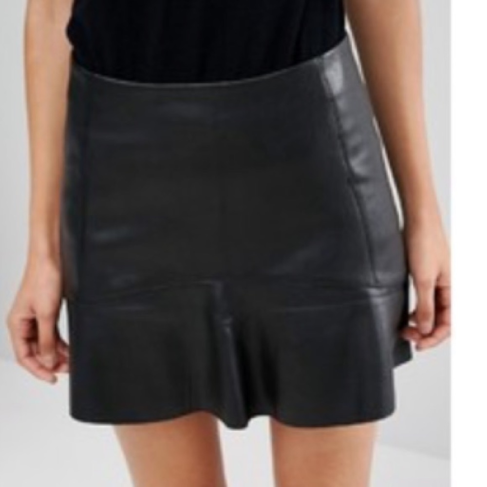 💋Faux Leather Ruffle Hem Mini💋 - Picture 4 of 8